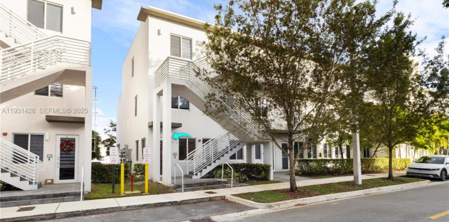 Кондоминиум с 3 спальнями в Дорал, Флорида в LANDMARK № 1991022