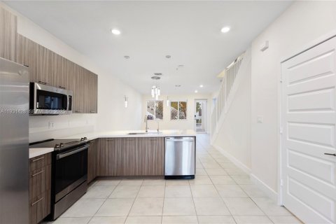 Снять в аренду кондоминиум в Дорал, Флорида 3 спальни, 122.82м2, № 1991022 - фото 4