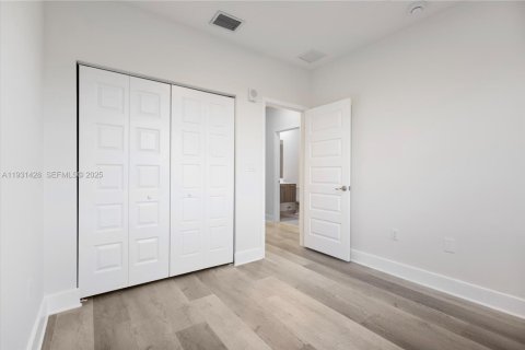 Снять в аренду кондоминиум в Дорал, Флорида 3 спальни, 122.82м2, № 1991022 - фото 9