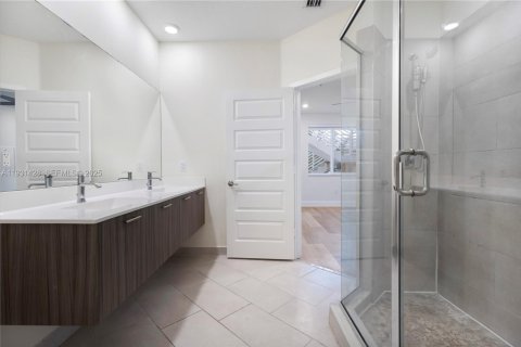 Снять в аренду кондоминиум в Дорал, Флорида 3 спальни, 122.82м2, № 1991022 - фото 15