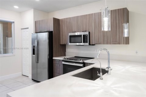 Снять в аренду кондоминиум в Дорал, Флорида 3 спальни, 122.82м2, № 1991022 - фото 6