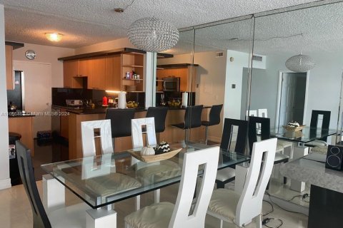 Apartamento en alquiler en Miami Beach, Florida, 2 dormitorios, 91.04 m2 № 1985153 - foto 17