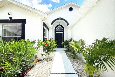 House in Davenport, Florida 4 bedrooms, 156.82 sq.m. № 1808722 - photo 2