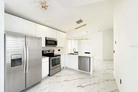 House in Davenport, Florida 4 bedrooms, 156.82 sq.m. № 1808722 - photo 10