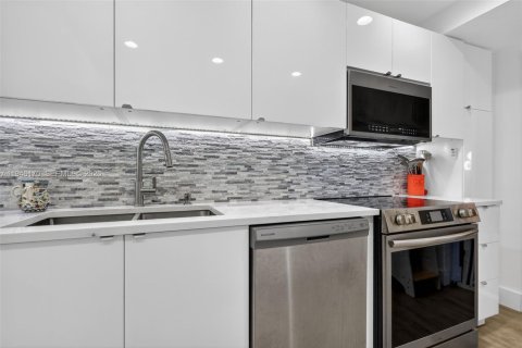 Copropriété à vendre à Bay Harbor Islands, Floride: 2 chambres, 129.88 m2 № 2002370 - photo 13