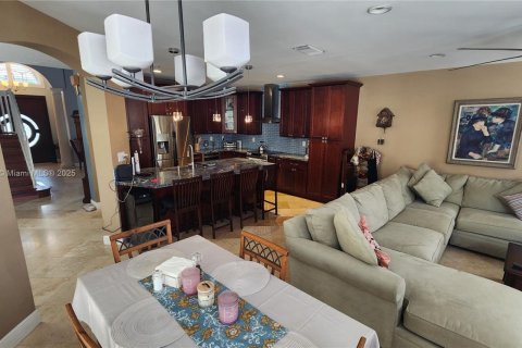 Casa en venta en Miami, Florida, 5 dormitorios, 270.9 m2 № 1814382 - foto 12
