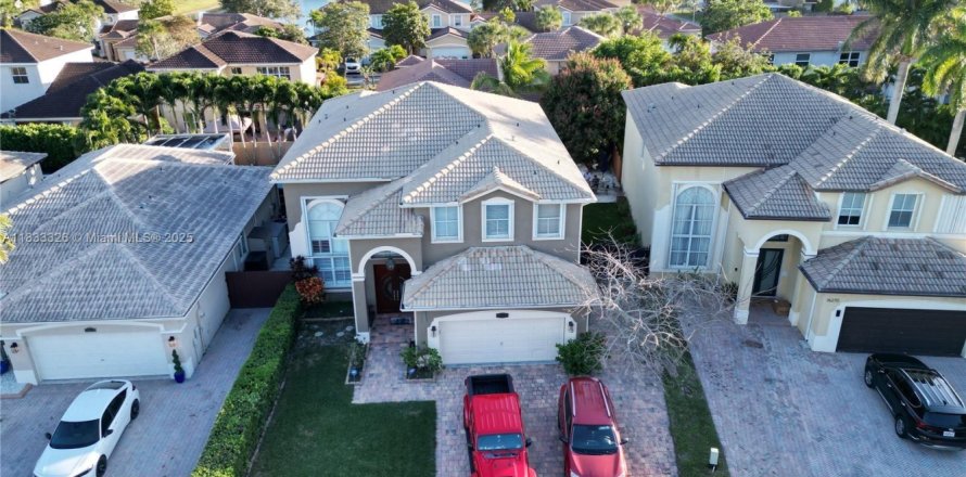 Casa en Miami, Florida 5 dormitorios, 270.9 m2 № 1814382