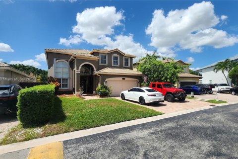 Casa en venta en Miami, Florida, 5 dormitorios, 270.9 m2 № 1814382 - foto 3