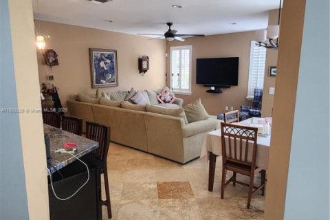 Casa en venta en Miami, Florida, 5 dormitorios, 270.9 m2 № 1814382 - foto 10