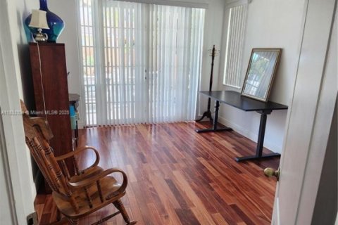 Casa en venta en Miami, Florida, 5 dormitorios, 270.9 m2 № 1814382 - foto 25