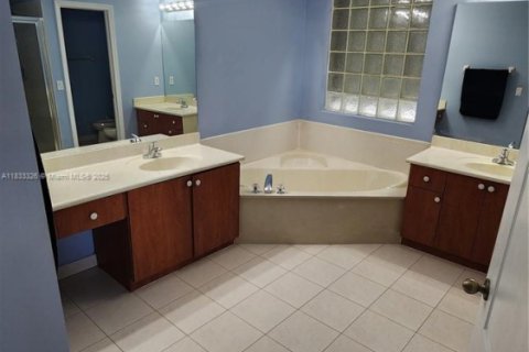 Casa en venta en Miami, Florida, 5 dormitorios, 270.9 m2 № 1814382 - foto 21