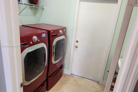 Casa en venta en Miami, Florida, 5 dormitorios, 270.9 m2 № 1814382 - foto 16