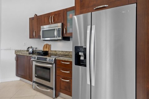 Condo in Aventura, Florida, 2 bedrooms  № 2015236 - photo 26