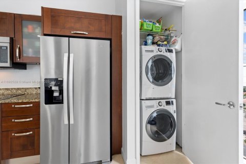 Condo in Aventura, Florida, 2 bedrooms  № 2015236 - photo 27