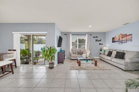 House in Winter Haven, Florida 4 bedrooms, 171.96 sq.m. № 1549423 - photo 9