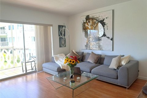 Condominio en venta en Hallandale Beach, Florida, 1 dormitorio, 67.82 m2 № 2020840 - foto 2
