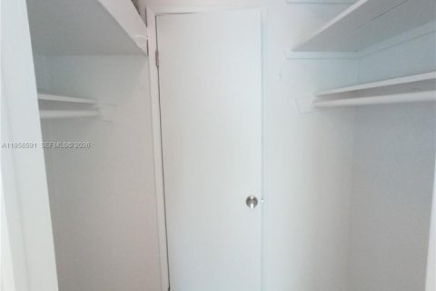 Condominio en venta en Hallandale Beach, Florida, 1 dormitorio, 67.82 m2 № 2020840 - foto 21