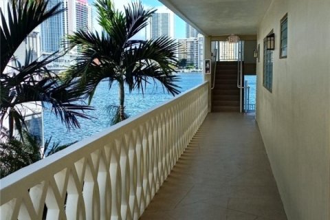 Condominio en venta en Hallandale Beach, Florida, 1 dormitorio, 67.82 m2 № 2020840 - foto 28