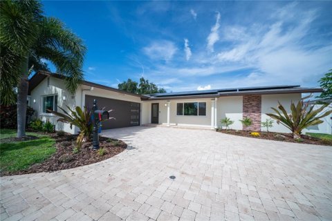 House in Saint Petersburg, Florida 3 bedrooms, 159.05 sq.m. № 2103725