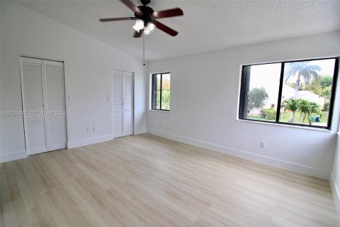 Villa ou maison à vendre à Cutler Bay, Floride: 3 chambres, 153.29 m2 № 2089557 - photo 11