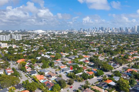 Дом в Майами, Флорида 4 спальни, 187.66м2 № 1995201
