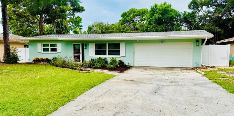 House in Clearwater, Florida 4 bedrooms, 156.82 sq.m. № 1910861