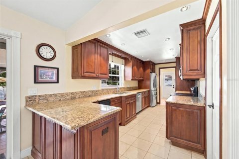 House in Clermont, Florida 3 bedrooms, 215.25 sq.m. № 2430985 - photo 22