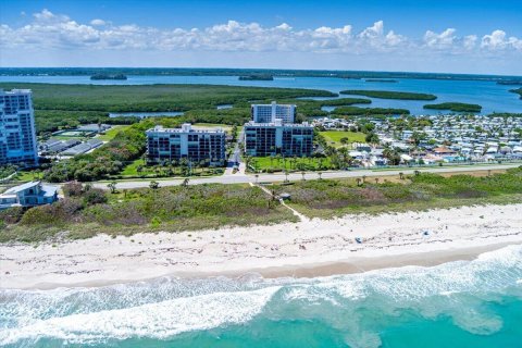 Condo in Hutchinson Island South, Florida, 2 bedrooms № 2190850 - photo 3