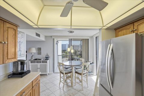 Condo in Hutchinson Island South, Florida, 2 bedrooms № 2190850 - photo 24