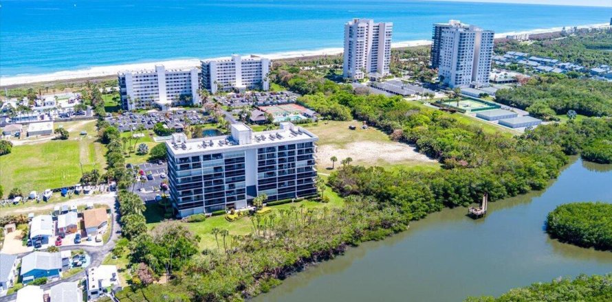 Condo in Hutchinson Island South, Florida, 2 bedrooms № 2190850