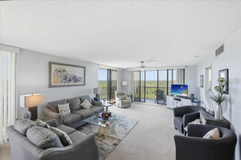 Condo in Hutchinson Island South, Florida, 2 bedrooms № 2190850 - photo 5