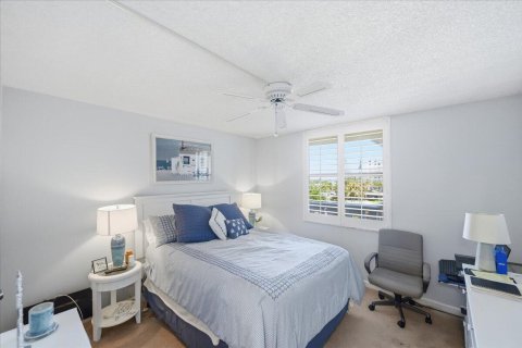 Condo in Hutchinson Island South, Florida, 2 bedrooms № 2190850 - photo 26