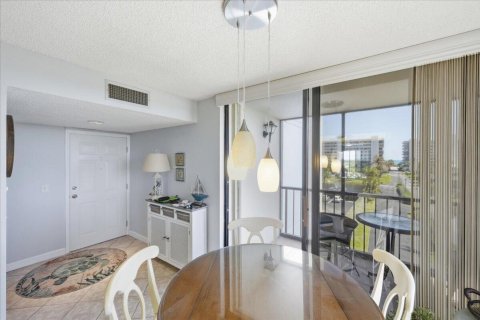 Condo in Hutchinson Island South, Florida, 2 bedrooms № 2190850 - photo 18