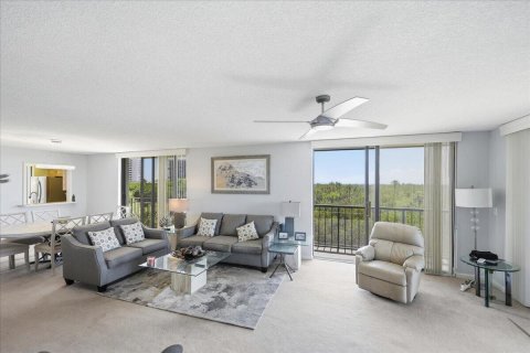 Condo in Hutchinson Island South, Florida, 2 bedrooms № 2190850 - photo 13