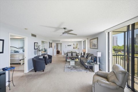 Condo in Hutchinson Island South, Florida, 2 bedrooms № 2190850 - photo 12