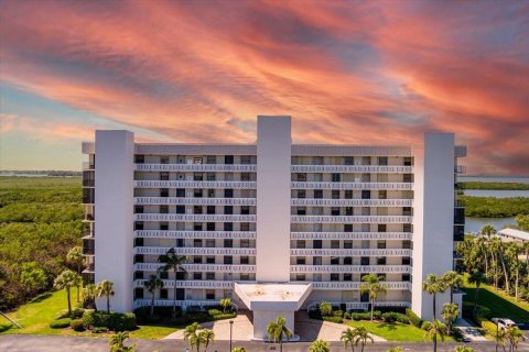 Condo in Hutchinson Island South, Florida, 2 bedrooms № 2190850 - photo 4