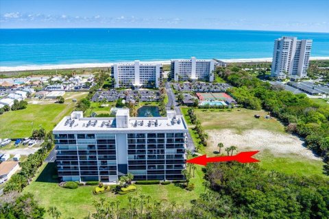 Condo in Hutchinson Island South, Florida, 2 bedrooms № 2190850 - photo 2