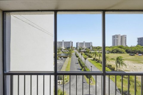 Condo in Hutchinson Island South, Florida, 2 bedrooms № 2190850 - photo 20