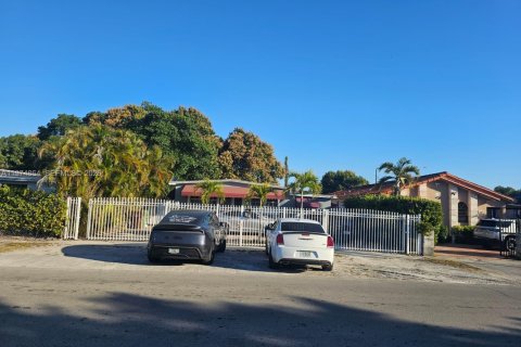 House in Hialeah, Florida 4 bedrooms, 134.8 sq.m. № 2036274