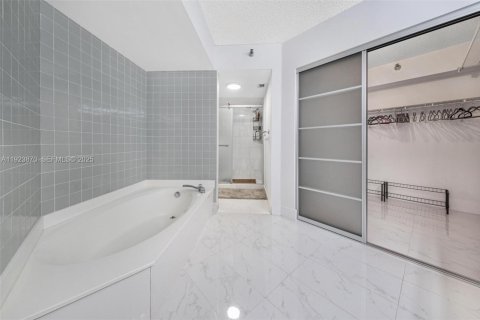 Снять в аренду кондоминиум в Авентура, Флорида 3 спальни, 126.44м2, № 2082866 - фото 11