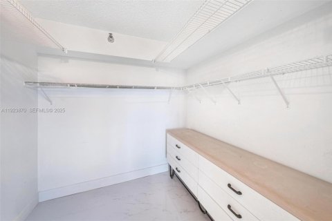 Снять в аренду кондоминиум в Авентура, Флорида 3 спальни, 126.44м2, № 2082866 - фото 12