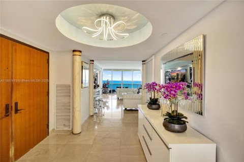 Condo in Sunny Isles Beach, Florida, 3 bedrooms № 2079520 - photo 17