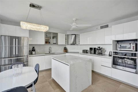 Condo in Sunny Isles Beach, Florida, 3 bedrooms № 2079520 - photo 11