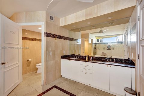 Condo in Sunny Isles Beach, Florida, 3 bedrooms № 2079520 - photo 26