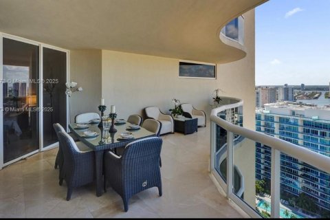 Condo in Sunny Isles Beach, Florida, 3 bedrooms № 2079520 - photo 15