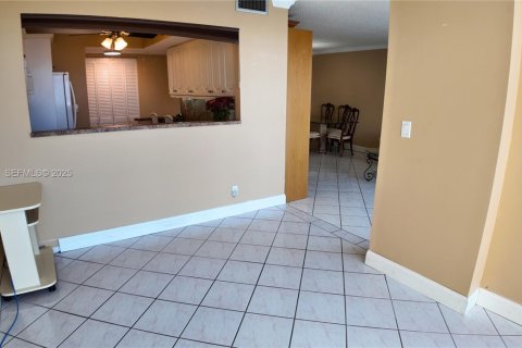 Copropriété à louer à Hallandale Beach, Floride: 2 chambres, 94.76 m2 № 1986476 - photo 10