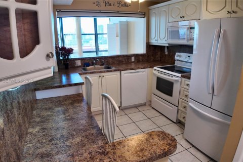 Copropriété à louer à Hallandale Beach, Floride: 2 chambres, 94.76 m2 № 1986476 - photo 11