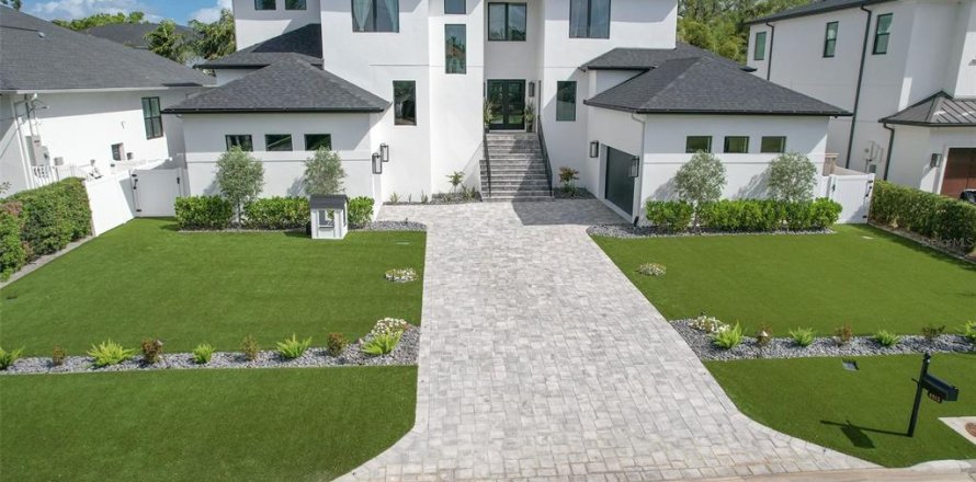 House in Tampa, Florida 5 bedrooms, 496.1 sq.m. № 1663323
