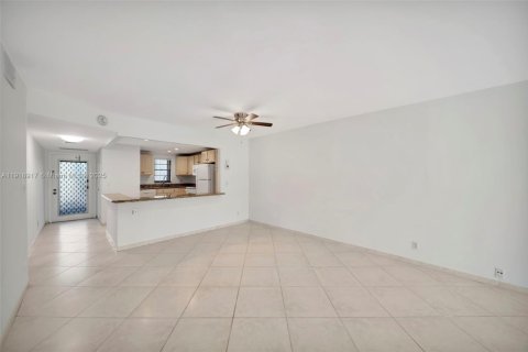 Condo in Deerfield Beach, Florida, 2 bedrooms  № 1973298 - photo 9