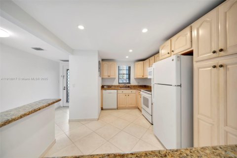 Condo in Deerfield Beach, Florida, 2 bedrooms  № 1973298 - photo 12